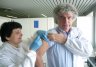 Il Prof. Umberto Tirelli si sottopone al vaccino contro il virus dell'influenza A/H1N1